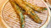Sayangnya, kami kecewa dengan gochu twigim dari Naramyeon. Kami pikir akan mirip di Korea yang kerap ditambahkan isi adonan eomuk. Namun, ternyata hanya cabai hijau polos saja, jadi kami kurang berselera. Foto: detikFood/Yenny Mustika Sari