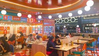Suasana restoran milik Nagita Slavina ini sangat meriah dengan warna-warni yang menyala. Ia banyak menggabungkan warna oranye, merah, dan biru pada interior restorannya. Untuk konsepnya sendiri, dibuat mirip seperti tempat makan ala street food Korea. Foto: detikFood/Yenny Mustika Sari