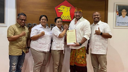 Ni Kadek Weisya Kusmia Dewi dan Ni Komang Molu Indah Juliani saat menerima SK sebagai wakil ketua dan ketua fraksi DPRD Karangasem, Kamis (15/8/2024). (Dok. DPC Gerindra Karangasem)