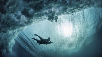 John Barton lokasi Pulau Mentawai. Seorang peselancar menyelam bebek dengan papannya di bawah gelombang besar di atas terumbu karang yang dangkal. Tujuan saya untuk sesi ini adalah untuk mengambil foto para peselancar di dalam bagian ombak yang berdebar saat mereka berlomba melewati saya, jelas Barton. Mengingat sifat dinamis dari berenang di ombak, saya selalu mencari sudut dan komposisi yang unik. Selama sesi ini, gelombang besar membuat saya keluar dari posisi, memaksa saya untuk berenang ke terumbu karang untuk menghindari tersedot oleh turbulensi. Momen khusus ini memberi saya perspektif unik yang saya rasa tenang dan kacau pada saat yang bersamaan. Foto: Ocean Photographer Awards