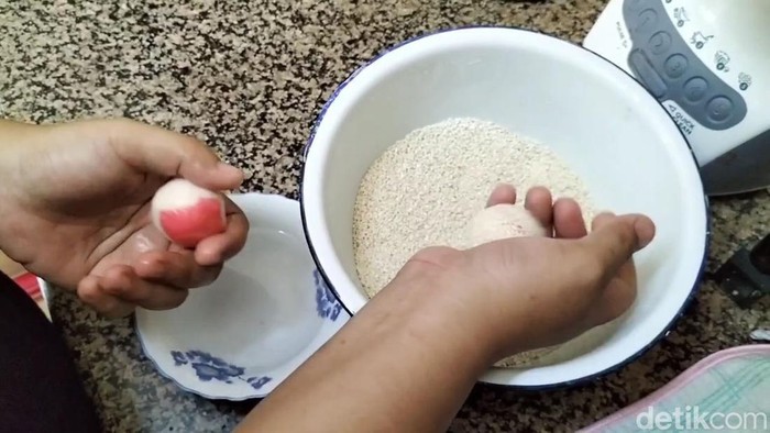 Onde-onde merah putih di pasuruan Onde-onde merah putih di pasuruan