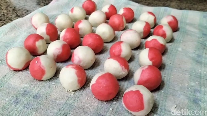 Onde-onde merah putih di Pasuruan