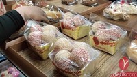 Onde-onde merah putih dijual dengan harga Rp 5.000 hingga Rp 8.000 per biji. Dalam sehari bisa laku ratusan biji