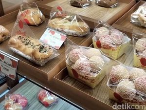 Onde-onde Merah Putih Jadi Primadona di Toko Kue Pasuruan