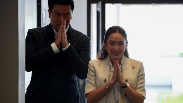 Pheu Thai Party's leader and prime ministerial candidate Paetongtarn Shinawatra and her husband Pitaka Sooksawas gesture on the day of a pivotal parliamentary vote on a new prime minister in Bangkok, August 16, 2024. REUTERS/Chalinee Thirasupa Purchase Licensing Rights, opens new tab