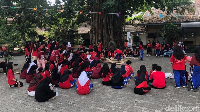 Para siswa SMAN 3 Jogja sedang berkegiatan di sekolah, Jumat (16/8/2024).
