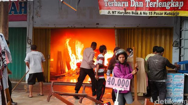 Pasar Kutoarjo, Purworejo, terbakar pada Jumat (16/8/2024), sekitar pukul 07.00 WIB.