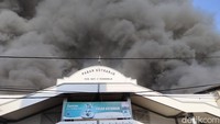 Asap pekat membubung di Pasar Kutoarjo yang terbakar pada Jumat (16/8/2024) pagi.