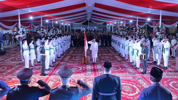 Sebanyak 64 pelajar yang menjadi anggota pasukan pengibar bendera pusaka (Paskibraka) Kota Palembang 2024, resmi dikukuhkan oleh Penjabat (Pj) Wali Kota Ucok Abdulrauf Damenta. Ucok menyebut tidak ada larangan menggunakan jilbab saat pengibaran bendera.