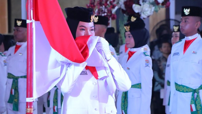 Sebanyak 64 pelajar yang menjadi anggota pasukan pengibar bendera pusaka (Paskibraka) Kota Palembang 2024, resmi dikukuhkan oleh Penjabat (Pj) Wali Kota Ucok Abdulrauf Damenta. Ucok menyebut tidak ada larangan menggunakan jilbab saat pengibaran bendera.