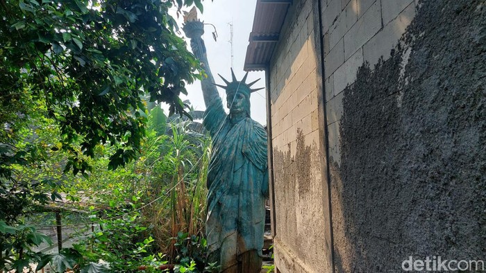 Patung Liberty di Pondok Cabe