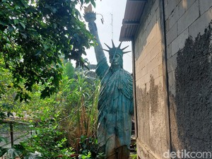 Ini Sosok di Balik Patung Liberty yang Viral di Pondok Cabe