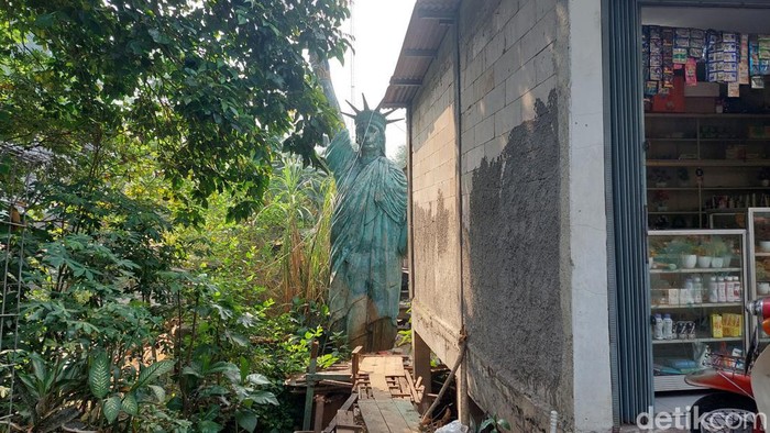 Patung Liberty di Pondok Cabe