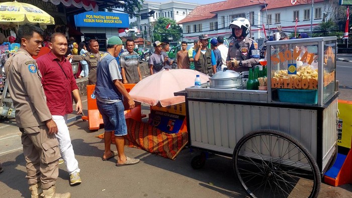 Tragedi Pilu: Pedagang Siomay Runtuh dan Meninggal Saat Menjajakan dagangannya di Bogor