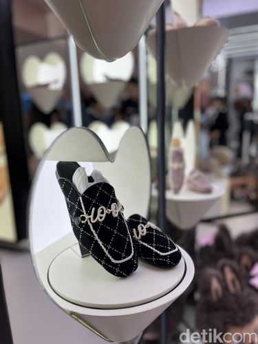 Pembukaan gerai 1001 Official di Plaza Indonesia Pembukaan gerai 1001 Officiel di Plaza Indonesia (16/8/2024).