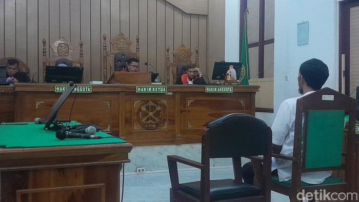 Pemenang tender menjalani sidang putusan terkait kasus korupsi pengadaan APD COVID-19 di Pengadilan Tipikor Medan (Nizar Aldi/detikSumut)