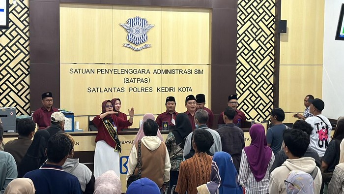 Pemohon SIM di Polres Kediri Kota diajak menyanyikan lagu kebangsaan