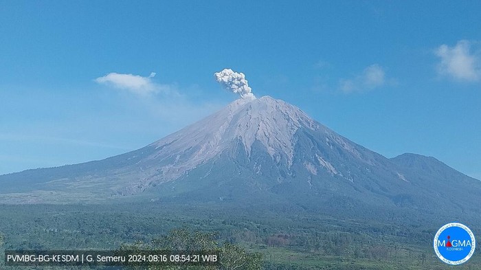 Penampakan Gunung Semeru erupsi