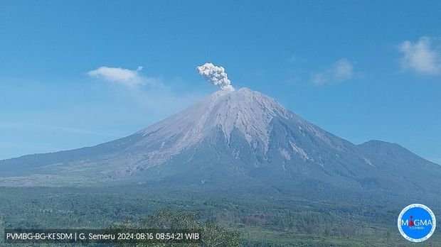 Penampakan Gunung Semeru erupsi