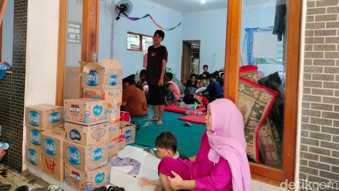 Penampakan pengungsian Kebakaran Manggarai di Masjid  Asholihin.