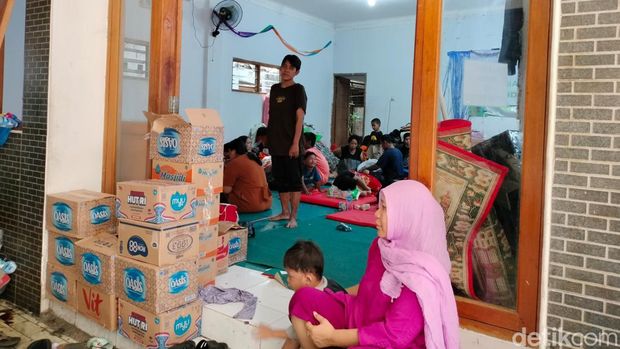 Penampakan pengungsian Kebakaran Manggarai di Masjid  Asholihin.