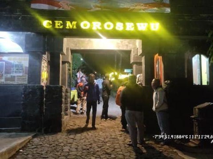 Pendaki ke puncak Lawu via Cemoro Sewu