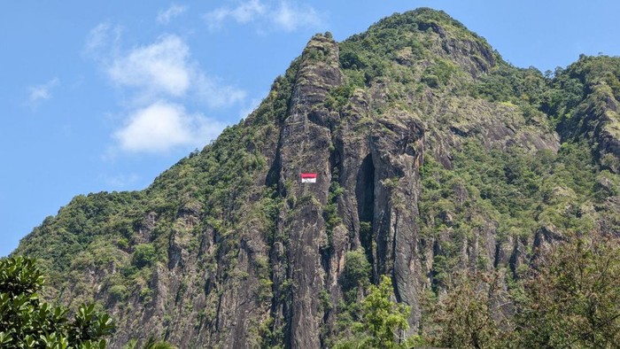 Pengibaran bendera di Tebin Sepikul Trenggelak oleh FPTI Jatim