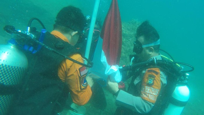 Pengibaran bendera merah putih di Pantai Lumpue Parepare.