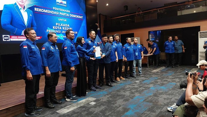 Penyerahan rekomendasi Demokrat untuk pasangan Vinanda-Gus Qowim di Pilwali Kediri 2024, di Jakarta.