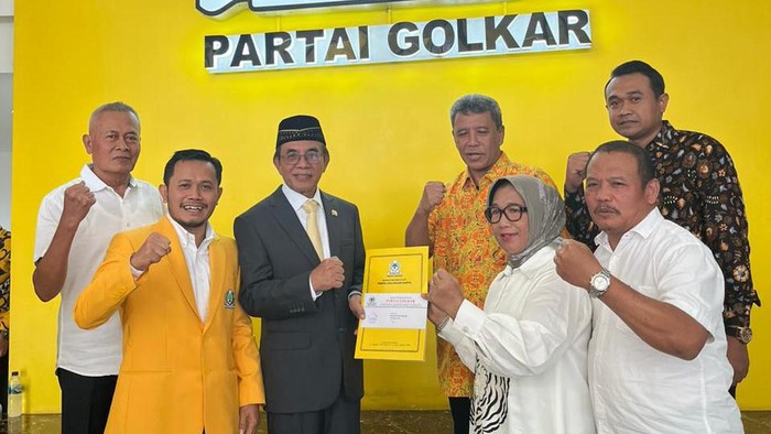 Penyerahan surat rekomendasi Golkar kepada pasangan Arief Rohman dan Sri Setyorini untuk Pilkada Blora 2024, Jumat (16/8/2024).