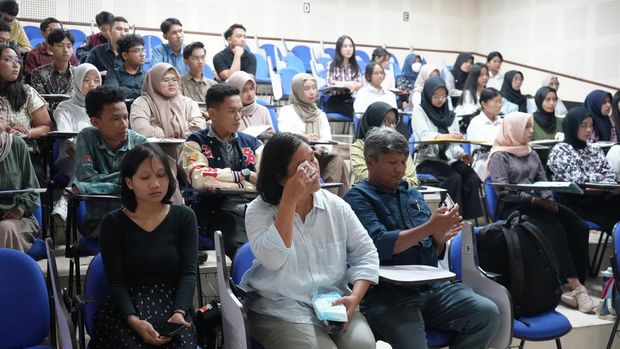 Orang tua Marchia R.M. Hutabarat saat mengikuti kuliah perdana di FEB UGM, menggantikan putri mereka yang sudah meninggal, Rabu (14/8/2024).