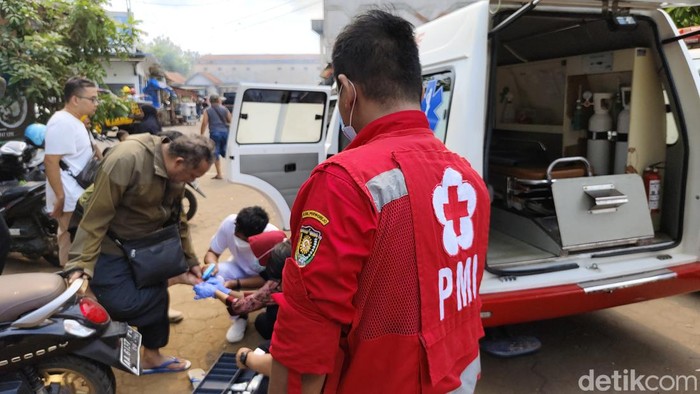 Petugas kesehatan mengobati warga yang terluka di kebakaran pasar Kutoarjo, Purworejo, Jumat (16/7/2024).
