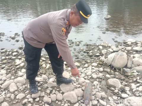 Petugas menunjukkan mortir yang ditemukan di dasar Sunga Klawing, Kabupaten Purbalingga, Kamis (15/8/2024).