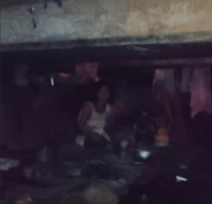 Petugas Satpol PP mengamankan seorang wanita yang berada di kolong jembatan Kalimalang. Wanita itu didapati sedang duduk sendirian di kolong jembatan. (dok IG @kelurahan_cipinangmelayu)