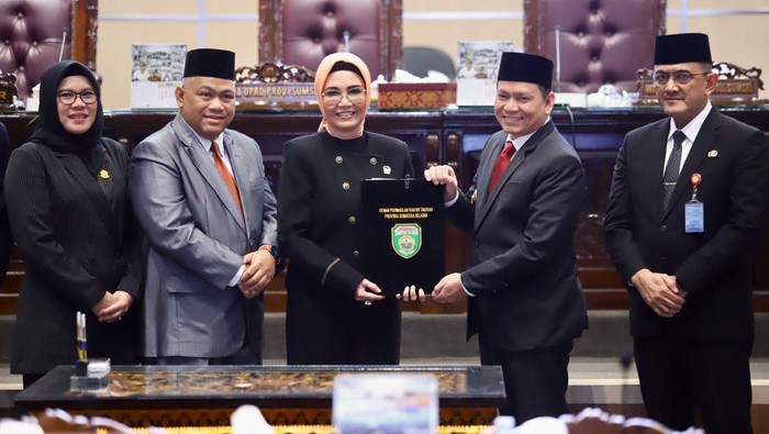 Pimpinan DPRD Sumsel bersama Pj Gubernur Elen Setiadi menandatangani nota kesepakatan KUA dan PPAS APBD 2025.