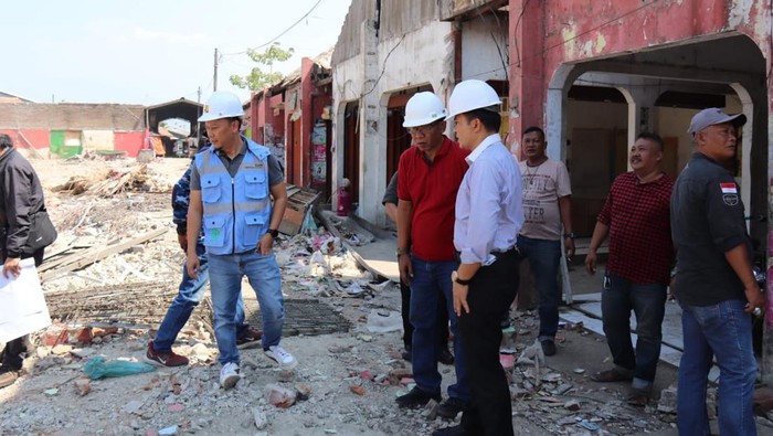 Pj Bupati Cirebon Wahyu Mijaya saat meninjau proses pembongkaran Pasar Palimanan