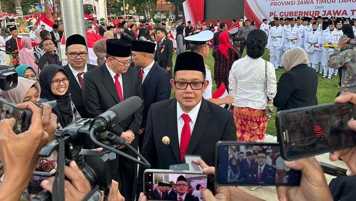 Pj Gubernur Jawa Timur Adhy Karyono usai upacara di grahadi