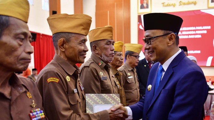Pj Gubernur Sulsel Prof Zudan Arif Fakrulloh bertemu dengan keluarga pahlawan dan perintis kemerdekaan.