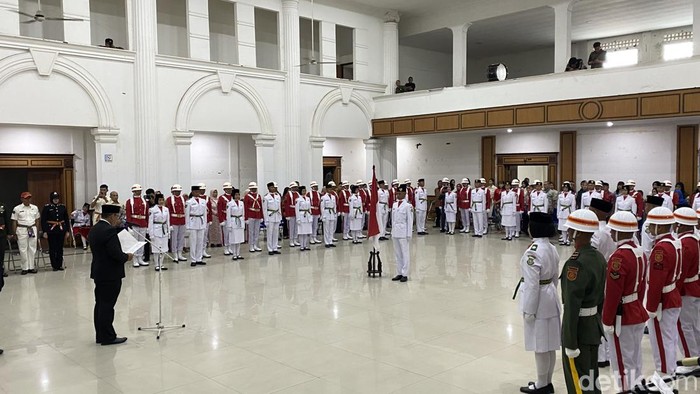 Pj Walkot Sukabumi Kusmana Hartadji saat mengukuhkan anggota Paskibraka