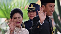 Jokowi hadir ditemani Ibu Negara Iriana Widodo. REUTERS/Ajeng Dinar Ulfiana