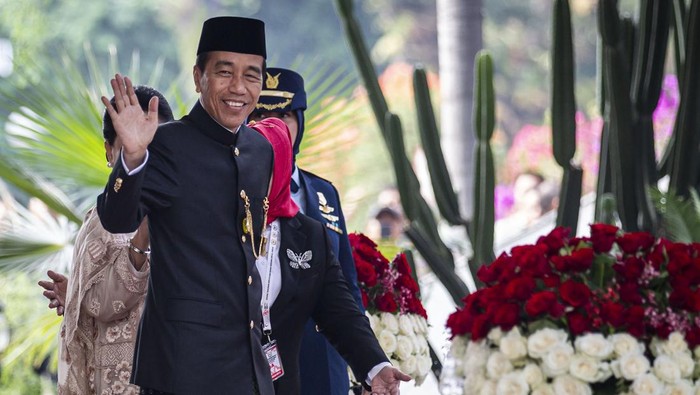 Presiden Joko Widodo dengan mengenakan baju adat Betawi tiba untuk menghadiri Sidang Tahunan MPR, Sidang Bersama DPR dan DPD tahun 2024 di kompleks Parlemen, Senayan, Jakarta, Jumat (16/8/2024). ANTARA FOTO/Dhemas Reviyanto/sgd/tom.