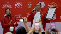 Ketua Umum PPRSNH PGMTA, Guruh Tirta Lunggana menerima plakat rekor MURI dari Direktur Marketing MURI, Awan Rahargo karena berhasil mengumpulkan 11 ribuan pedagang mengenakan busana merah putih secara bersamaan di Jakarta.