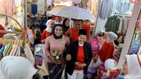 Tak hanya lomba, ada juga pawai dengan beragam keunikannya. Ada pawai yang dilakukan Seperti mengarak pengantin. Hal itu dilakukan untuk memperingati Hari Kemerdekaan Indonesia Yang Ke-79 yang di helat oleh Pusat Grosir Metro Tanah Abang.