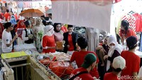 Pusat Grosir Metro Tanah Abang adalah salah satu pusat grosir fashion terbesar di Indonesia yang terkenal sebagai destinasi utama bagi para pedagang dan konsumen dalam mencari berbagai jenis produk fashion terkini. Dengan ribuan kios yang menawarkan beragam produk berkualitas, Metro Tanah Abang juga menjadi simbol perdagangan dan dinamika ekonomi di Jakarta.