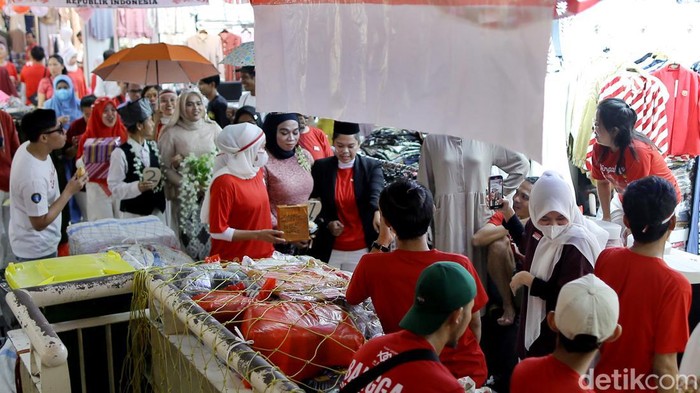 Potret Kemeriahan Perayaan HUT RI ke-79 di Pusat Perbelanjaan Kemeriahan menyambut HUT RI ke-79 dilakukan dengan beragam cara. Salah satunya yakni dengan menggelar lomba di tengah pusat perbelanjaan Tanah Abang.