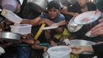 Potret Miris Anak-anak Gaza Terjepit Demi Dapat Makanan