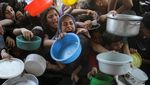 Potret Miris Anak-anak Gaza Terjepit Demi Dapat Makanan
