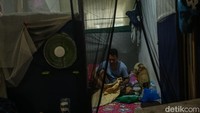 Para pencari suaka bertahan dengan kondisi seadanya.