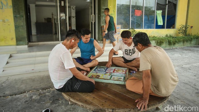 Potret Para Pencari Suaka Bertahan di Gedung Eks Kodim Jakbar Sebanyak 101 pencari suaka masih bertahan di pengungsian sementara Kalideres. Mereka bertahan meski pemprov DKI memerintahkan pengosongan gedung, Kamis (15/8/2024).