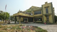 Namun sebanyak 101 pencari suaka asal Afghanistan, Irak, dan Pakistan itu masih bertahan di gedung tersebut.